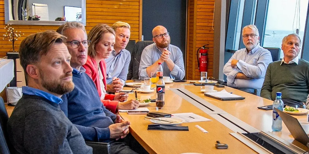 Både lokale og sentrale Høyre-politikere deltok for å høre om Salmars planer og mening om grunnrenteskatten. F.v.: Ole-Morten Sørvig (Frøya Høyre), Olve Grotle (fiskeripolitisk talsmann Stortinget), Linda Hofstad Helleland (stortingsrepresentant H), Helge Orten (finanspolitisk talsmann for Høyre på Stortinget), Henrik Kierulf (Trondheim Høyre), Pål Sæther Eiden (Nærøysund Høyre) og Salmar-gründer Gustav Witzøe.
