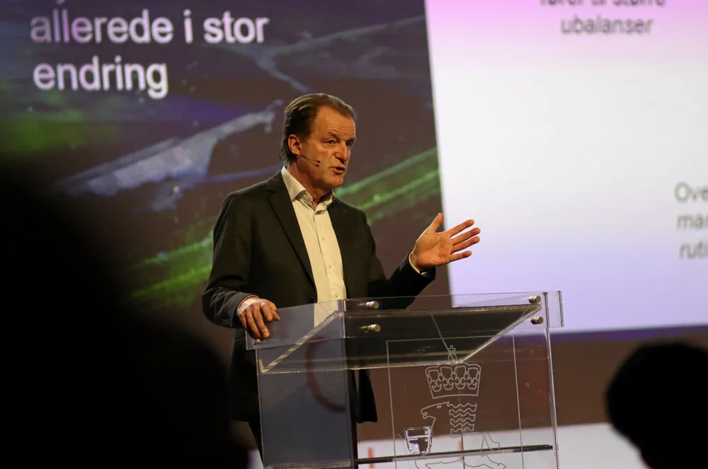 Peer Olav Østli, konserndirektør i Statnett, ser at Statnett har en jobb å gjøre for at flere skal kunne delta i reservemarkedene. Her på Norges energidager 2023, der han fortalte om hvor manuelt det norske kraftsystemet driftes.