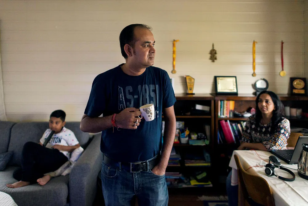 – Vi mistet jobbene våre og får ingen støtte selv om vi betaler stor skatt der deler har gått til sosial velferd, sier Deepak Kumar fra India. Han bor i Trondheim sammen med konen Priya Pallavi og sønnen Atiksh Prakash.