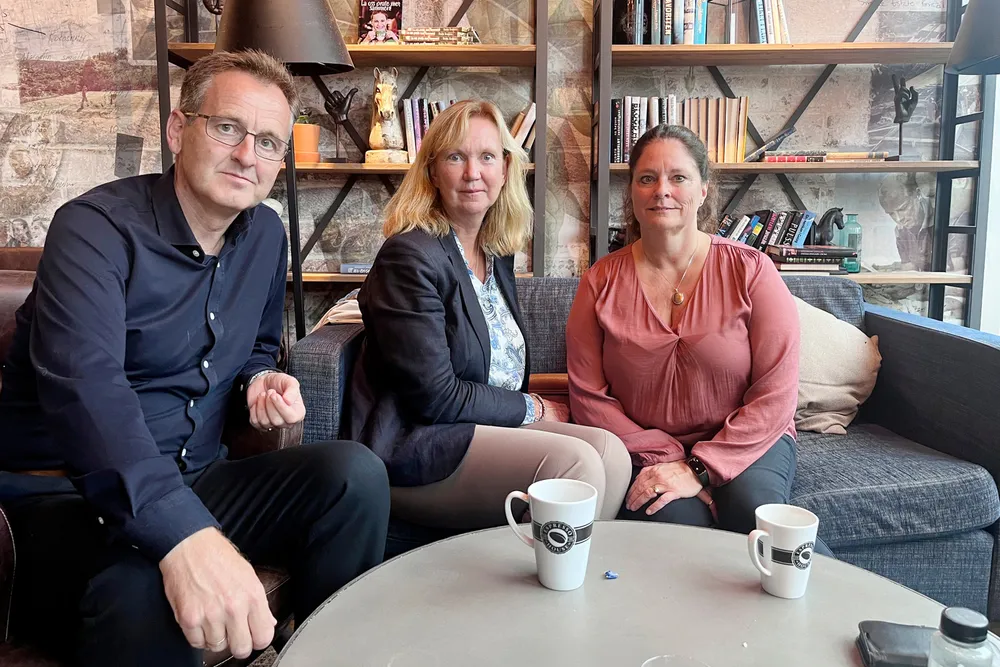 Kartverket må snart dele sikkerhetskritisk informasjon med alle som ber om det. Knut Bjørgaas, direktør for landdivisjonen, Mona Strøm Arnøy, direktør for region og samfunnskontakt og Hannah Cook i Kartverket, advarer politikerne mot å gi grønt lys til implementeringen.