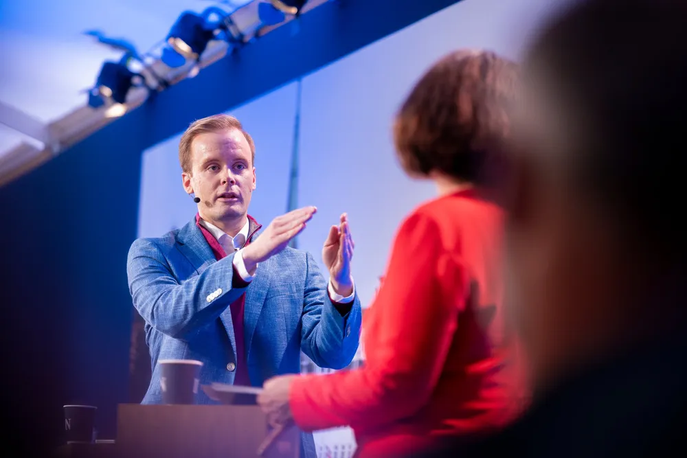 Kronikkforfatteren spår en valgkamp der partienes spinndoktorer spiller inn saker som skal svekke tilliten til andre partiers ledere. Erna Solbergs rådgiver Cato Husabø Fossen.