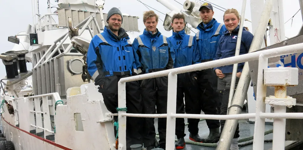 Ungt mannskap på kystbåten «Emma». F.v. Skipper Kjartan Andre Nygård (26), Kristoffer Reiten (26), Emil Gåsvær (19), Jens Håvik (19) og Helle Sørbø (17).