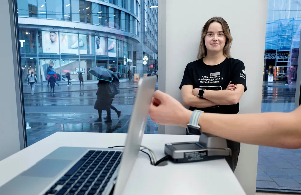 Trude Fjeld er assisterende butikksjef i Eplehuset i Storgaten og vant til kunder som er frempå innen teknologi. Antallet kunder som betaler med Apple Pay er økende, men fortsatt beskjedent.