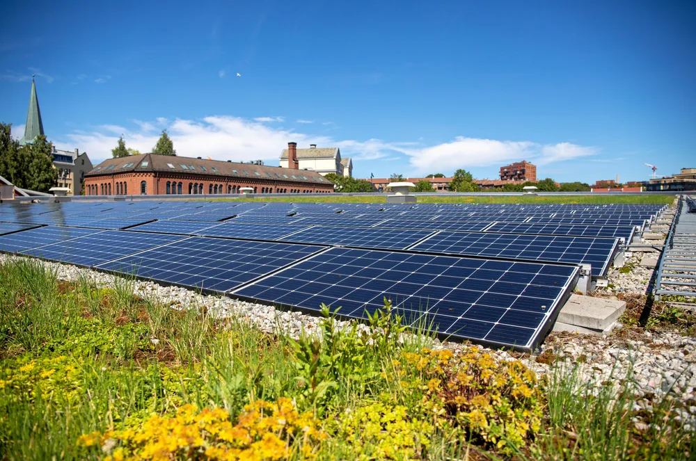 Solceller på taket av Jordal Amfi i Oslo.