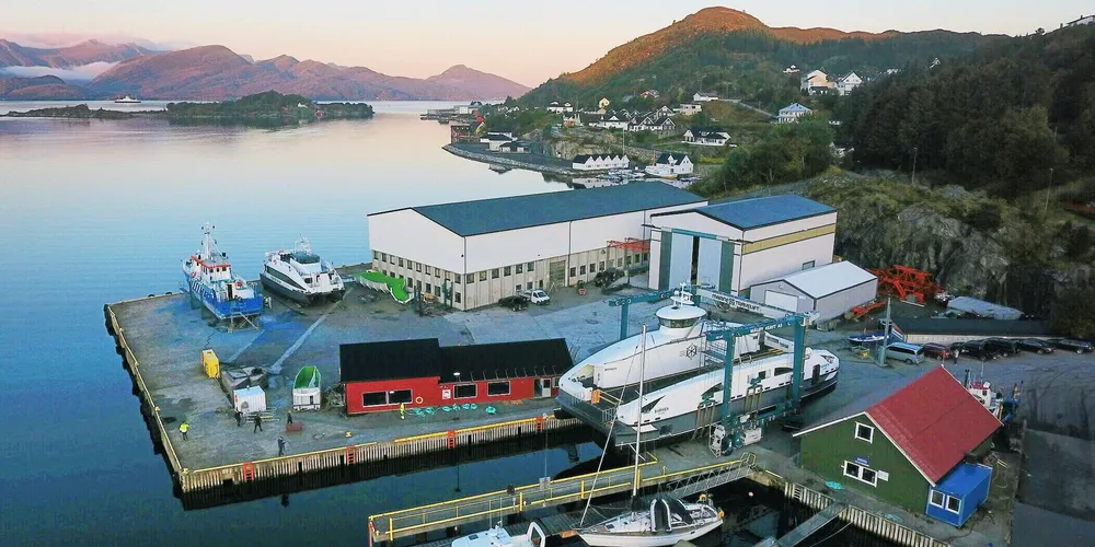 Flyfoto over Måløy verft, fra utrustingen av fergen «Barmen».