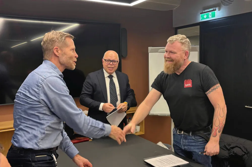 Forbundsleder Raymond Midtgård til høyre, med Rederiforbundets Pål Tangen.