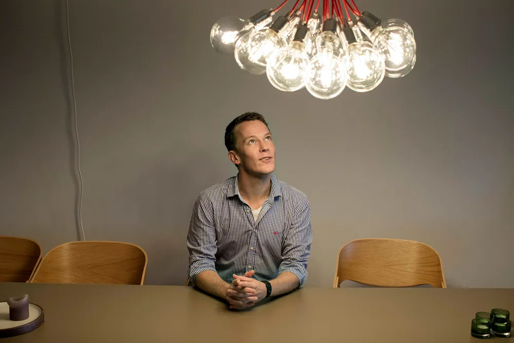 Erik Bolstad er ny sjef for nettleksikonet snl.no, men har fortsatt ikke gitt slipp på oppslagsverkene i papir. De 5000 bøkene hans har fått et eget bibliotek hjemme. Foto: Øyvind Elvsborg