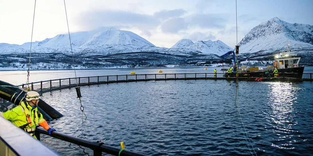 Nå er det klart hvor mye havbrukskommunene vil få utbetalt fra havbruksfondet. Her ser du brønnbåten «Ro Fortune», som eies av RO Stein AS hos oppdrettsanlegget Lerøy Årøya i Lyngenfjorden.