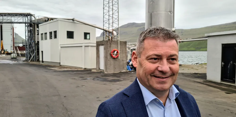 Kjøpet av The Scottish Salmon Company (SSC) og økte slaktevolumer på Færøyene gjør at Bakkafrost nå vurderer å bygge ut fôrfabrikken sin. Odd Eliasen er toppsjef i Havbrun. Her fotografert på kaia utenfor fabrikken han leder.