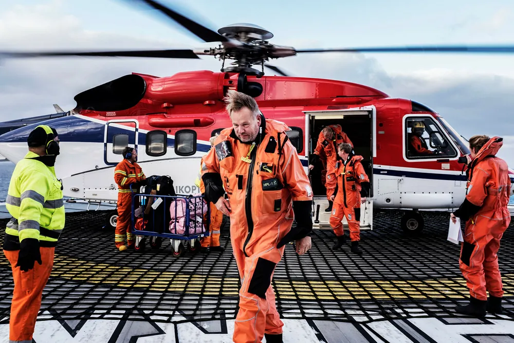 Administrerende direktør Ole Ertvaag (i midten) i Hitecvision kan notere seg for tidenes gevinst for oppkjøpsfondet. Her er han offshore i forbindelse med oppkjøpet av Exxons opererte felt i Norge. Foto: Tommy Ellingsen