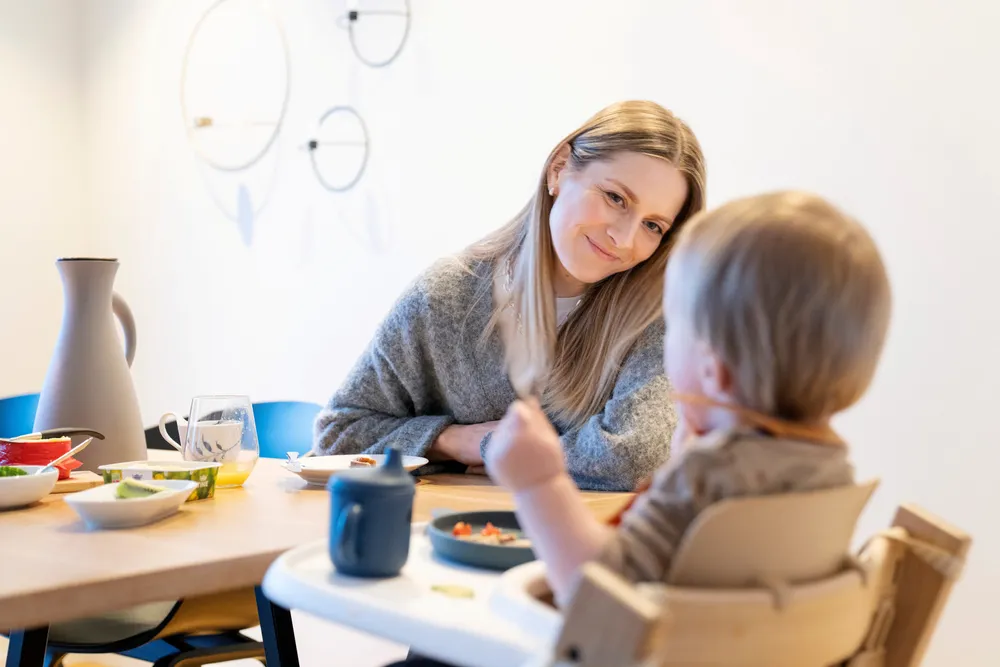 – Jeg prioriterer litt senere morgen på fredager, sier Linda Slettebø, prosjektleder i Akuna. Selskapet har innført fire dagers arbeidsuke. Slettebø bruker litt lengre tid ved frokostbordet hver fredag med sønnen Elliot.