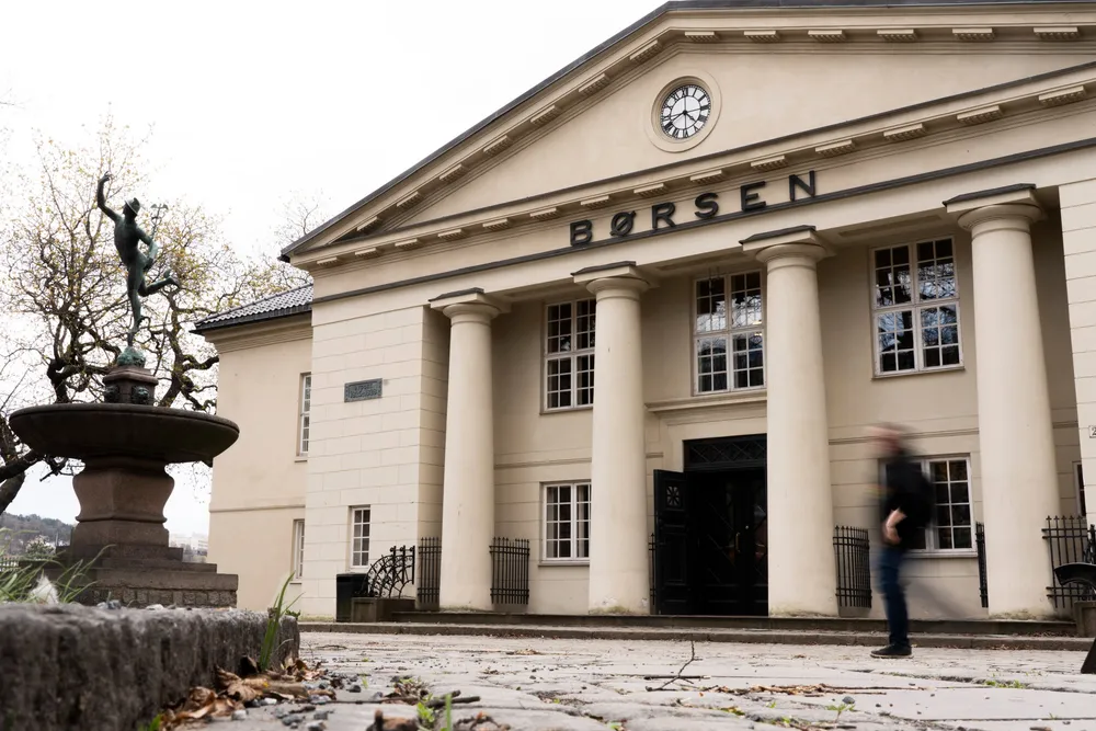 Oslo Børs steg litt mandag selv om oljeprisen faller.