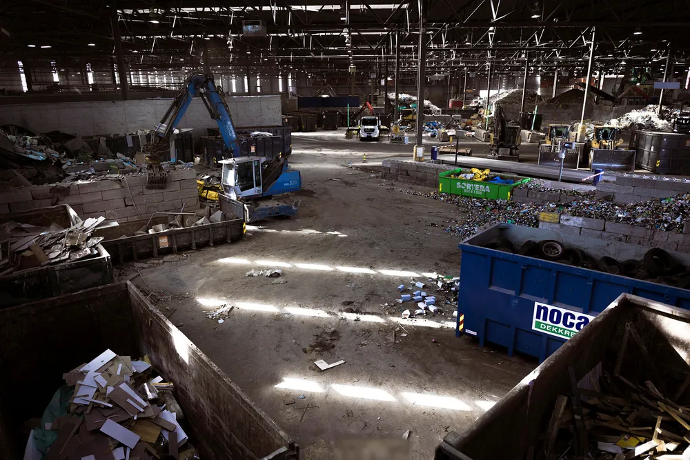 Gjenvinning er mer arbeidsintensivt enn gruver. Mer metaller fra gjenvinning og mindre fra gruver gir flere arbeidsplasser. Her fra Norsk Gjenvinning.