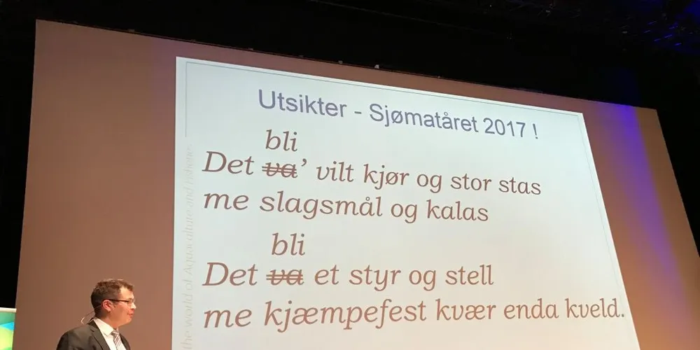 - Om sildeprisen går ned på 2 kroner, er det likevel lenge til man kan rope kriser, sa Ragnar Nystøl, daglig leder i Kontali Analyse, på Sjømatdagene. Her har han skrevet om en tekst av Terje Tysnes. Foto: Kjersti Kvile
