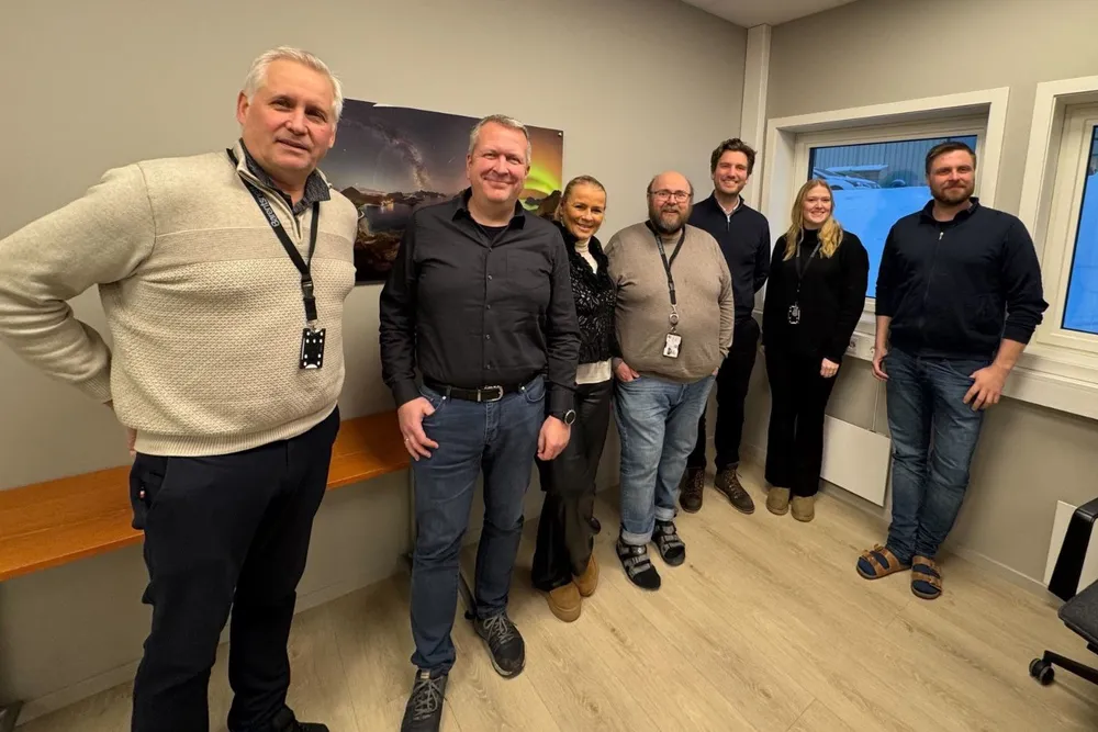 Elbits besøkte sin nye eier i Vadsø i slutten av januar. Fra venstre: Jens Betsi (Barents Nett), Jan Rondeel (ElBits), Bente Lindberg (ElBits), Trond Tolk (Barents Nett), Tor W Stålsett (ElBits), Katrine Reisanen (Barents Nett) og Markus Jørgensen (Barents Nett).