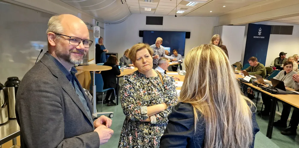 Kystfiskarlagets leder Tom Vegar Kiil i diskusjon med Fjordfiskenemdas Helga Pedersen under Fiskeridirektoratets reguleringsmøte i Bergen onsdag.