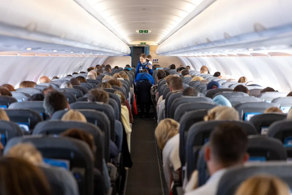 De fleste passasjerene er tilbake, men SAS må fortsatt effektivisere. Her fra en flytur mellom Oslo og Stockholm i sommer.