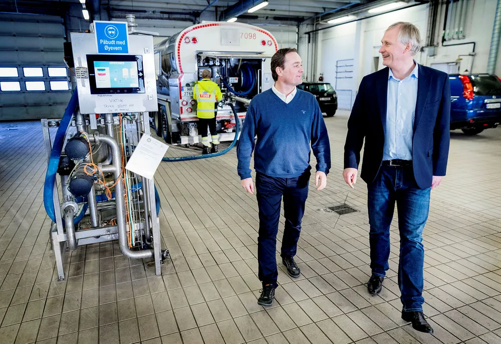 Her på Tolga har Synnøve Findens produksjonsdirektør Øyvind Berg (til venstre) og toppsjef Trond Haug sikret seg et godt egnet anlegg for nye flytende melkeprodukter. I bakgrunnen leverer en melkebil fra Tine melk, men i en mellomfase er det til en annen privataktør, Rørosmeieriet, som leier lokalene. Foto: Gunnar Lier