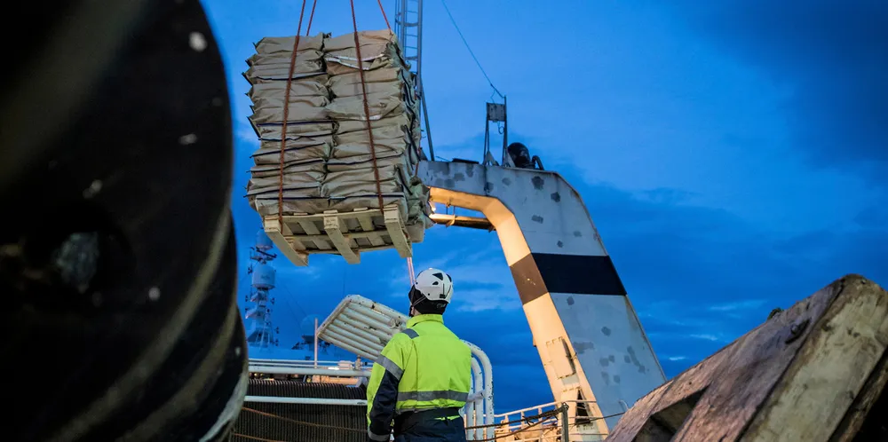 Leveringsplikten må gjenopprettes, eventuelt må kvotene overføres til den helårlige kystfiskeflåten som kan sikre fiskeindustriens råstoffgrunnlag.