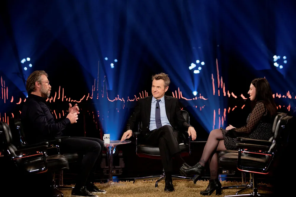 Skavlan: Den svenske hockeylegenden Peter Forsberg og den svenske komikeren Nour El Refai gjestet Fredrik Skavlans talkshow i desember 2019.