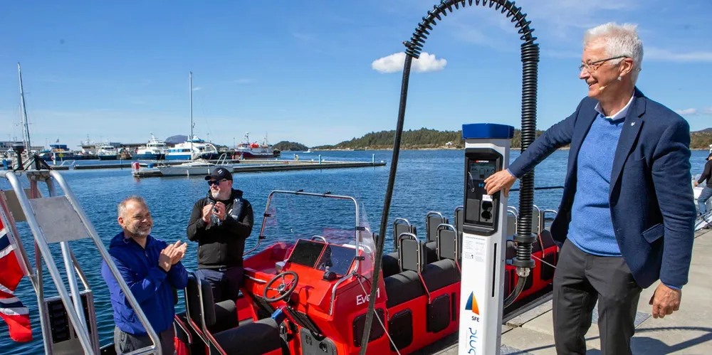 Fylkesordfører Jon Askeland i Vestland trykker på knappen og åpner med det den nye lynladeren for elbåt i Florø.