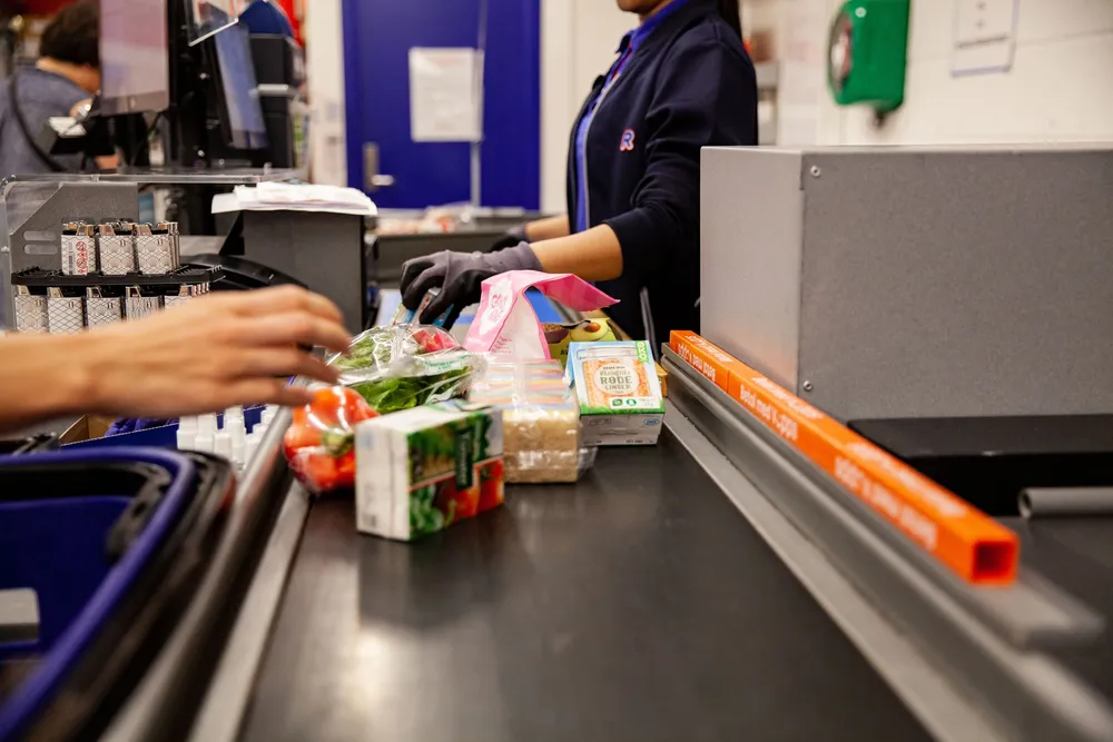 Det er ventet at dagligvare er «første marked ut» når konkurranseloven endres 1. juli, ifølge skribentene.