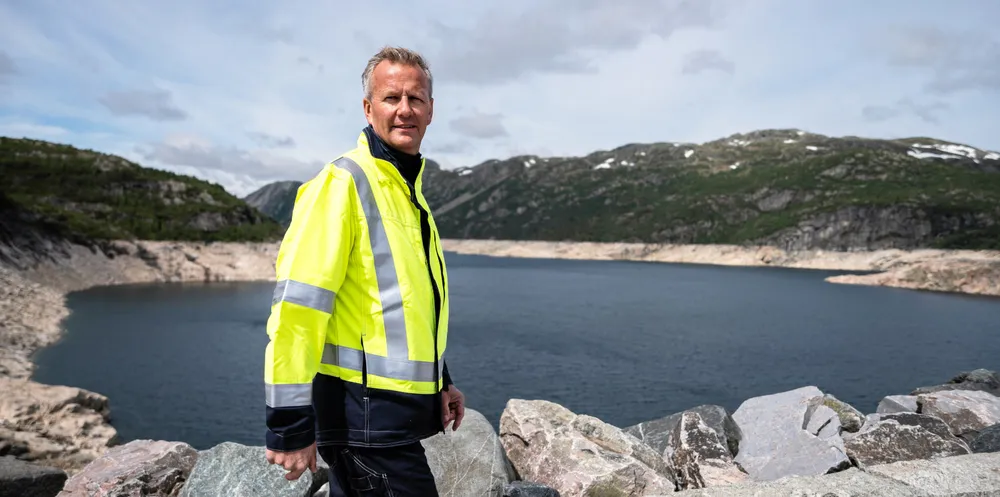– Vi har i lengre tid redusert produksjonen for å spare på vannet inn mot den kommende vinteren, samtidig som vi overholder kravene om minstevannføring i vassdragene. Vi har også søkt Norges vassdrags- og energidirektorat (NVE) om tillatelse til å gå under minstevannføringen i Arendalsvassdraget, og har fått innvilget dette, forklarer Anders Gaudestad, konserndirektør for kraftforvaltning i Agder Energi, her avbildet sist uke ved Vatnedalsdammen.