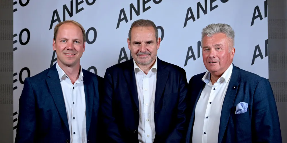 Her er HitecVision-seniorpartner Jon Vatnaland (til v) avbildet sammen med Trønderenergis Ståle Gjersvold og Odd Inge Mjøen - avbildet foran logoen til sitt nye fornybarselskap «Aneo».