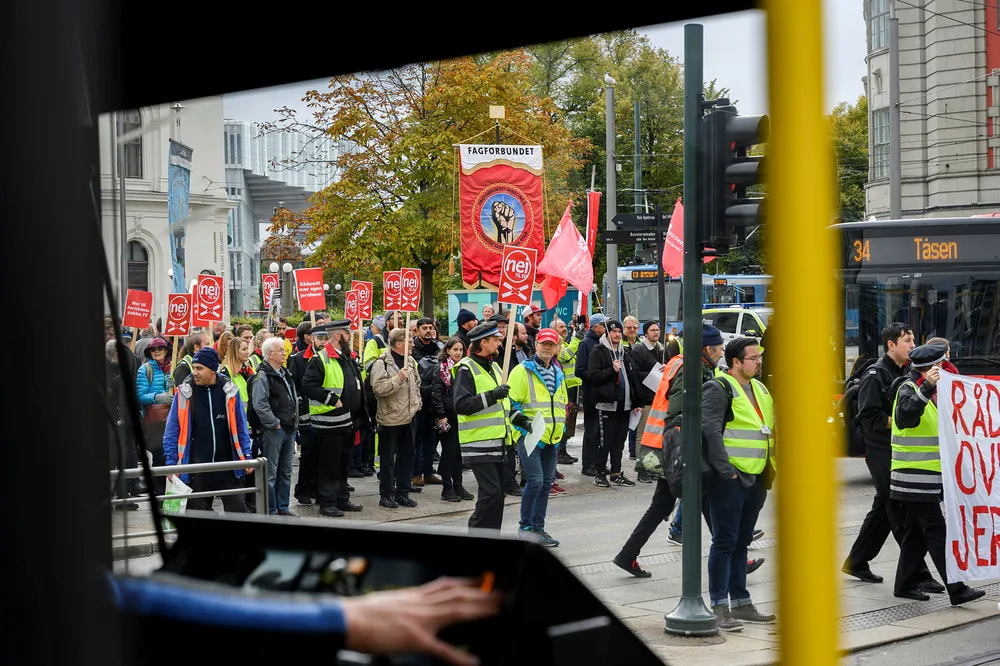 Jernbanen sto to timer torsdag under politisk streik mot innføring av EUs 4. jernbanepakke. Trikken deltok også, med en halvtimes stans.