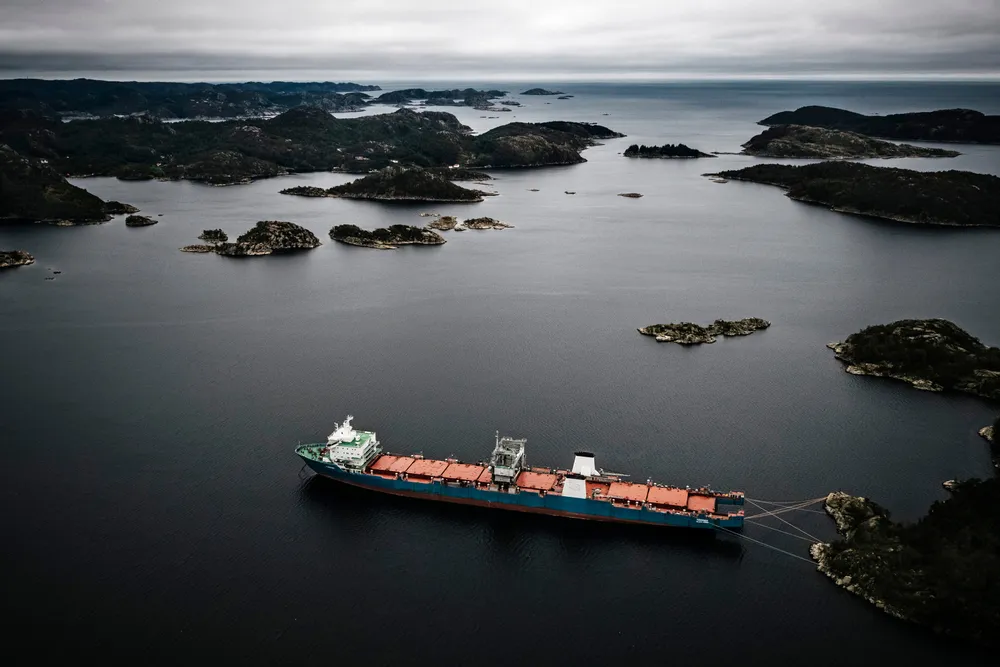 Skipet «Harrier» ble stoppet på vei ut av Norge i 2017, da norske myndigheter mistenkte at skipet skulle smugles ut til strandhugging i Pakistan. Skipet lå lenge i arrest i Spindsfjorden utenfor Farsund