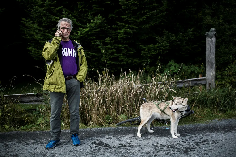 MDG-leder Rasmus Hansson mener det er viktig å sette en stopper for leting etter ny olje, og at det kan påvirke hvordan vi handler i fremtiden. Her med hunden Smilla. Foto: Nicklas Knudsen