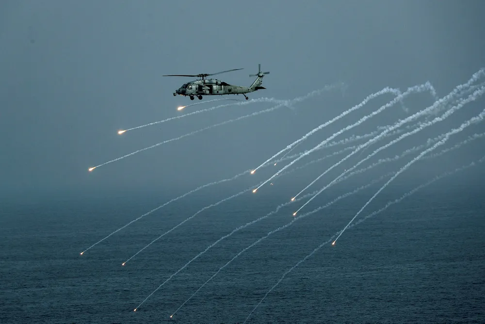 Amerikansk militærhelikopter under en øvelse i Arabiahavet, der hangarskipet USS Abraham Lincoln er utplassert. Hangarskipets utplassering skjedde etter at USA hevdet Iran truet amerikanske mål i regionen.