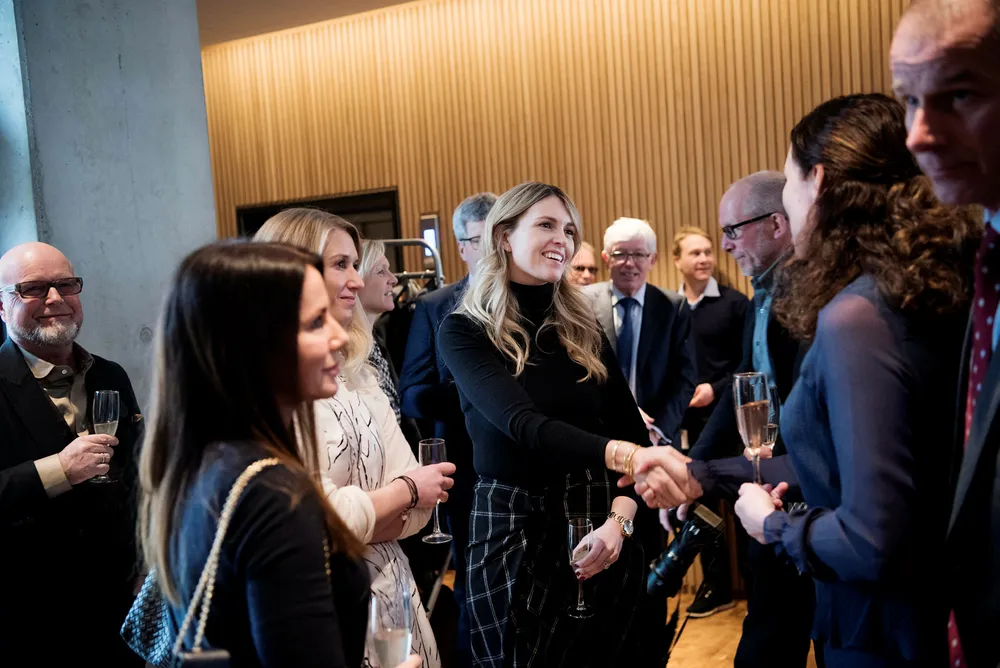 Sissel Leire, styreleder i Kruse Smith, hilser på Anna Margaret Smedvig (i midten). Fra venstre Birthe Lepsøe, styremedlem Smedvig Eiendom, og Julia Smedvig Hagland, deleier Smedvig-konsernet og kusine av Anna Margaret Smedvig. Foto: Marie von Krogh