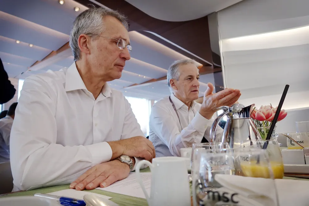 Jens Stoltenberg og Jonas Gahr Støre spiste lørdag morgen frokost på Bayerischer Hof i München før dagen med blant andre møter med president Zelenskyj. Men den potensielle tollkrigen er ved siden av Ukraina den viktigste saken for regjeringen.