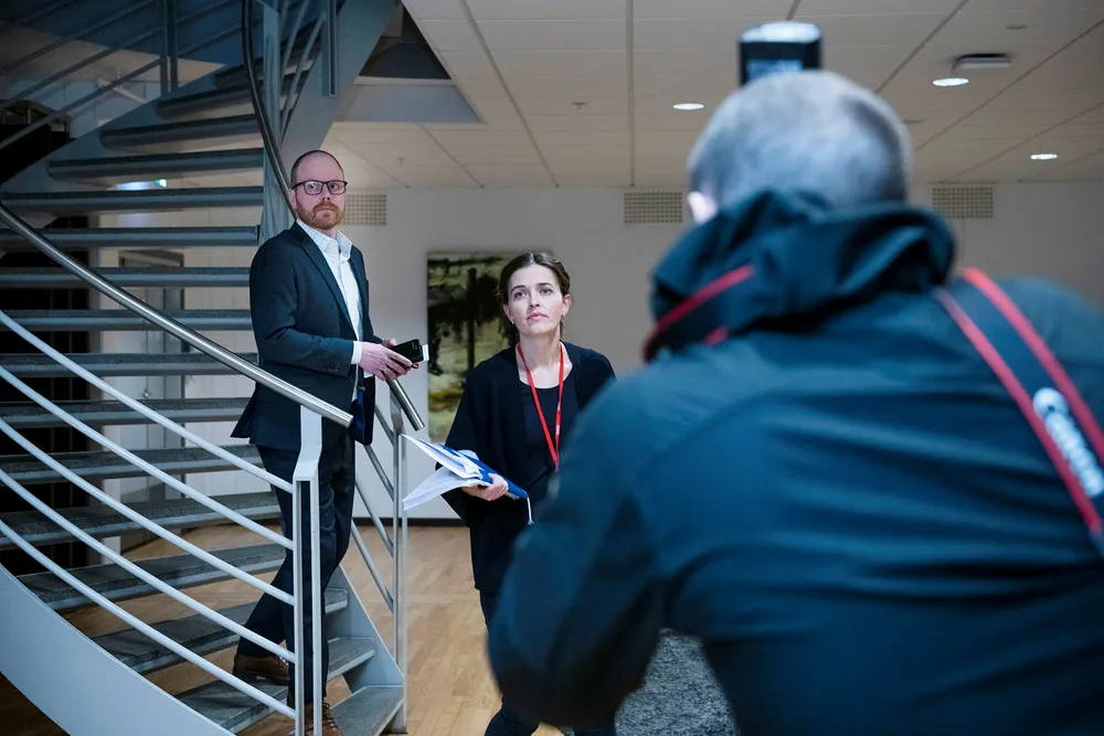 VG-redaktør Gard Steiro og nyhetsredaktør Tora Bakke Håndlykken på VGs pressekonferanse om den mye omtalte Bar Vulkan-saken.