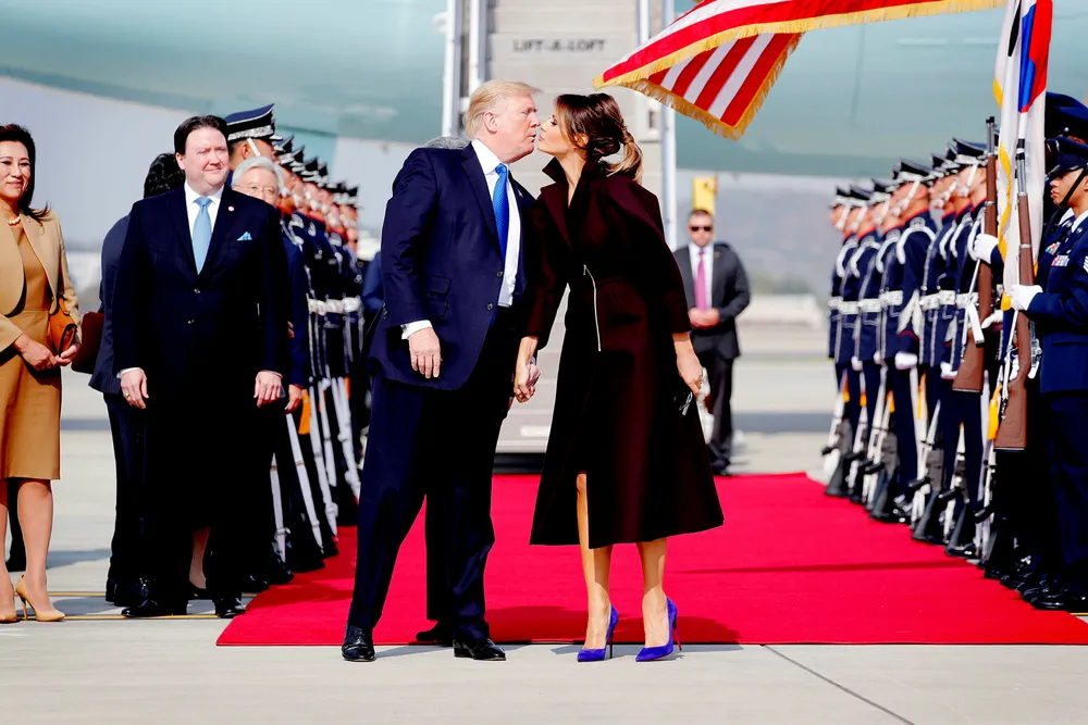 USAs president Donald Trump og hans kone Melania ankom Seoul i Sør-Korea tirsdag. Hjemme i USA er ikke bildet like idyllisk for Donald Trump. Foto: Jonathan Ernst/Reuters/NTB scanpix