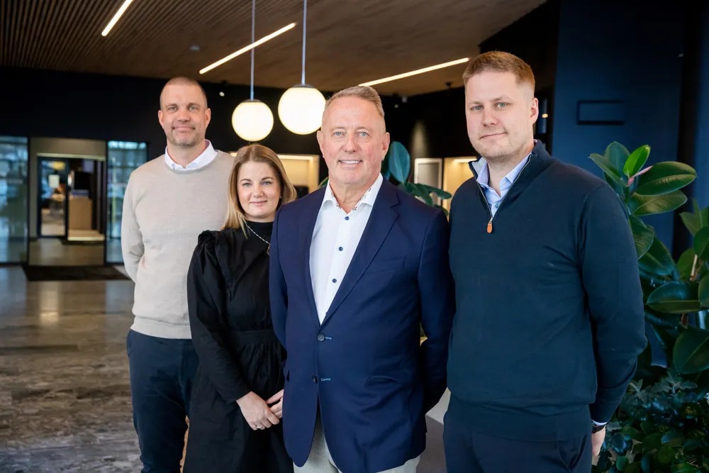 Finter fant en ny forretningsmodell for innkreving av bompenger. Seriegründer Ulf Reidar Pedersen har med seg de tre barna i sentrale roller. Forretningsutvikler Magnus (til venstre), administrativ leder Helle og daglig leder Mads Svean Pedersen (til høyre).