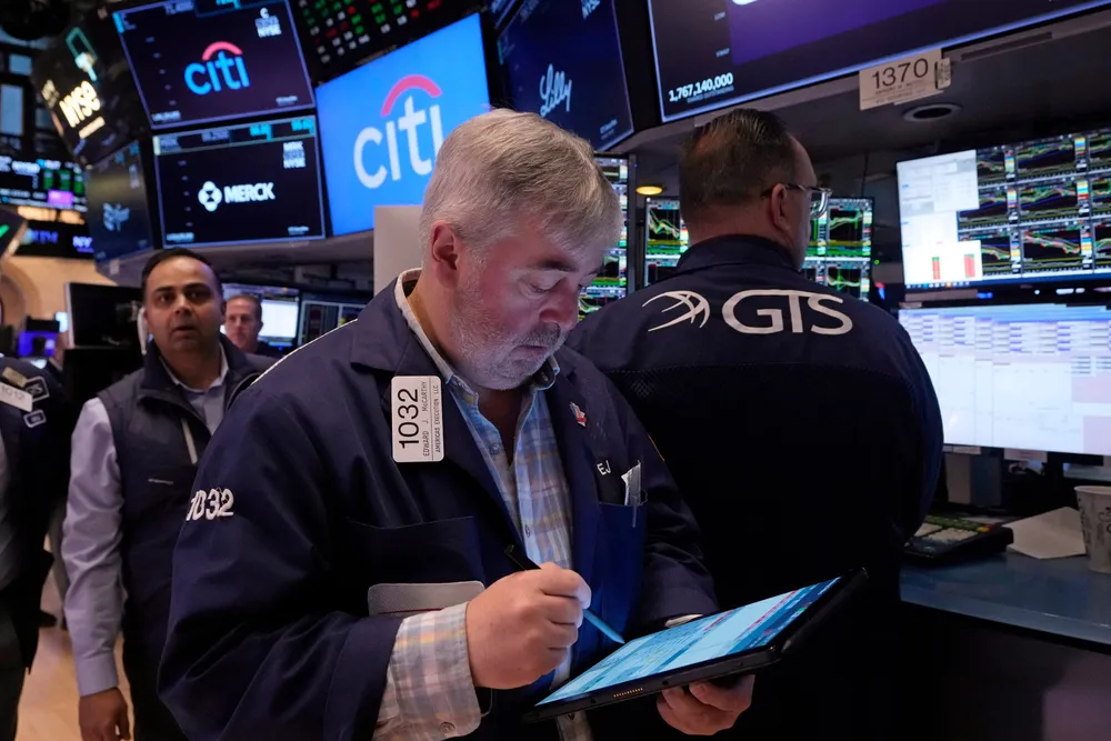 Nasdaq og New York Stock Exchange (NYSE) var stengt i går på grunn av helligdagen Martin Luther King jr.-dagen. Her tradere på NYSE-gulvet i forrige uke, da resultatsesongen dro i gang.