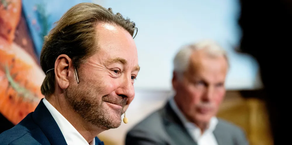 Kjell Inge Røkke, med Salmar-sjef Gustav Witzøe i bakgrunnen, satser på oppdrett til havs.