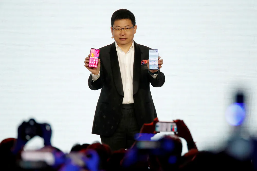 Richard Yu, leder for Huawei Consumer Business Group, viser frem Huawei P30 og P30 Pro for første gang.