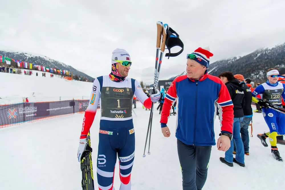 S-chanf, Sveits 20180311. Engadin Skimarathon 2018.Petter Northug (1) kom inn til en nittendeplass i S-Chanf under Engadin Skimaraton i Sveits søndag. Her er han sammen med ekstremtreneren Hallgeir Martin Lundemo etter løpet.Foto: Ørjan Ellingvåg / NTB Scanpix Foto: Ellingvåg, Ørjan