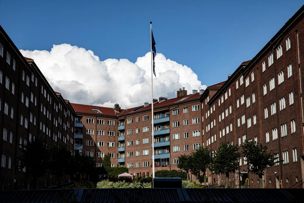Færre selger og kjøper bolig.