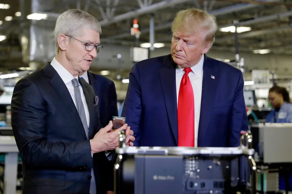 Donald Trump kommer med nye trusler mot Apple og toppsjef Tim Cook.
