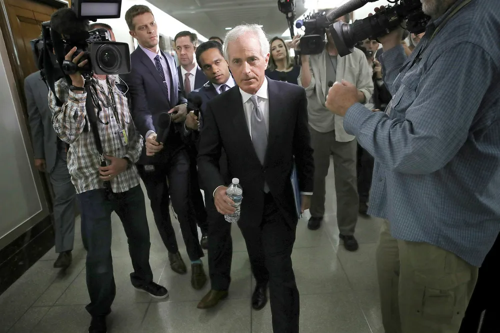 Senatets utenrikskomitéleder Bob Corker, her på vei til en komitèhøring etter å snakket med pressen om president Donald Trump. Corker og Trump har de siste to ukene kranglet om skattereformen landet står ovenfor. Foto: WIN MCNAMEE/AFP/NTB scanpix