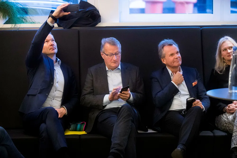Banksjefene var ivrig med mobiltelefonene hos Eika Gruppen i Oslo fredag, og åpner for å ta Vipps til kontinentet. Fra venstre: DNBs kommunikasjonsdirektør Thomas Midteide, DNB-sjef Rune Bjerke, Finn Haugan i Sparebank 1 og Eikas konsernsjef Hege Toft-Karlsen. Foto: Fredrik Solstad