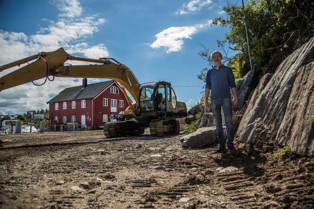 Per Strømmen har blitt stoppet av kommunen i å bygge en mur som skal hindre stein i å rase ned på eiendommen. Foto: Per Kvalvik