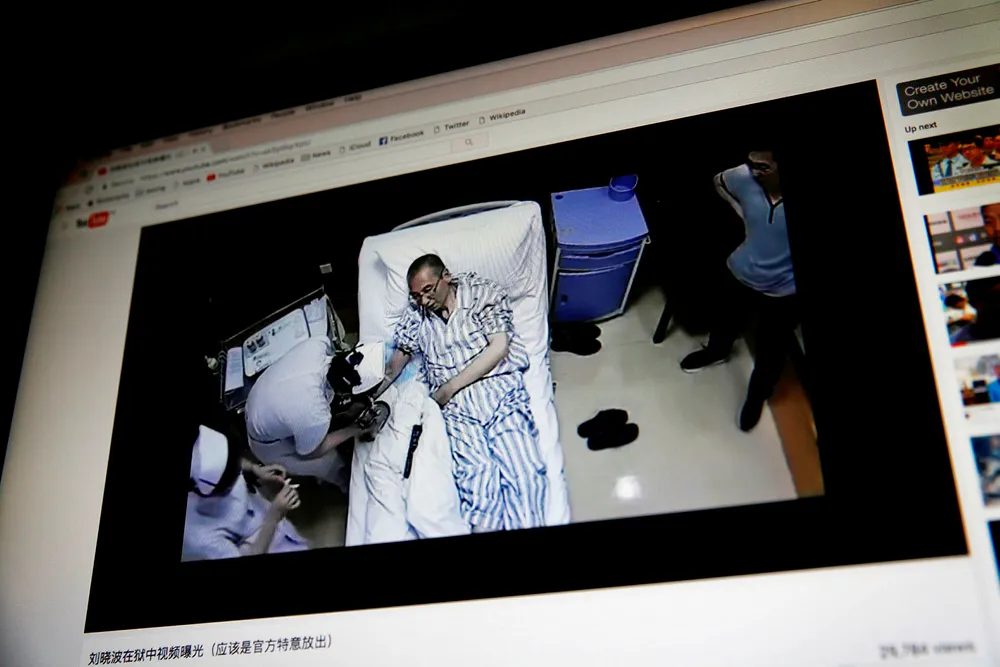 En video som skal vise Liu Xiaobo mens han mottar medisinsk behandling, er blitt spredt via Youtube denne uken. Videoens opprinnelse er ikke kjent. Heller ikke omstendighetene rundt filmingen. En kilde nær Liu og hans kone karakteriserer videoen som propaganda, ifølge Reuters. Foto: Andy Wong/AP/NTB Scanpix