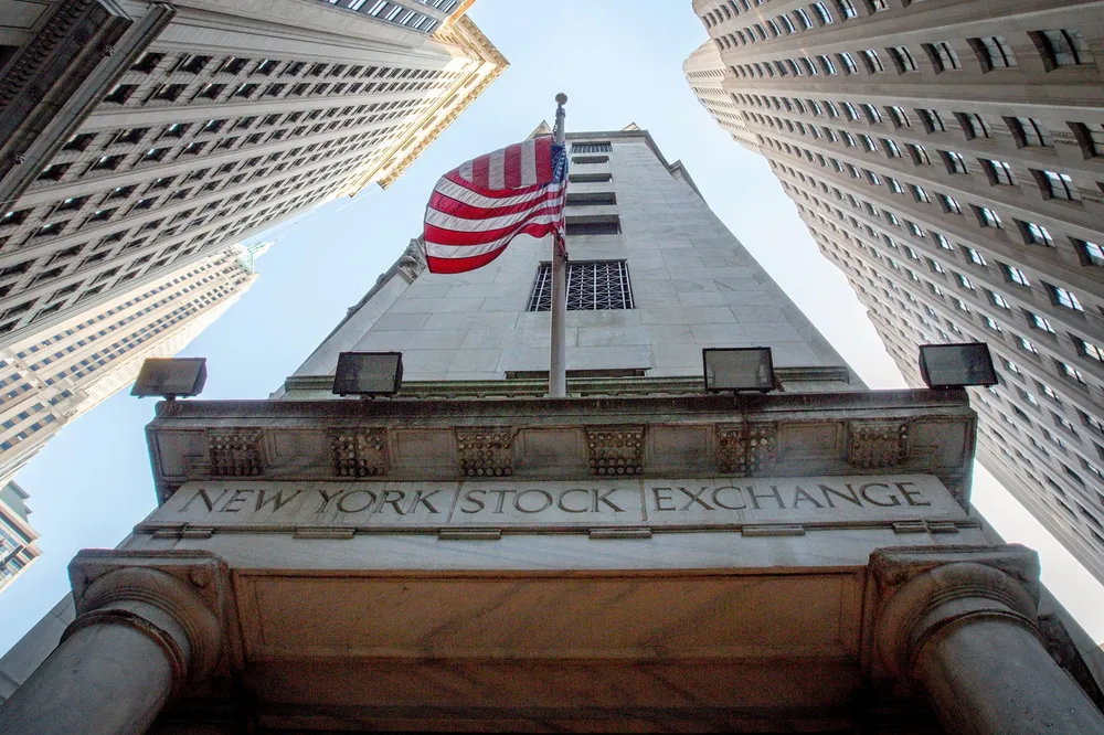 New York, New York, USA, 20131203: TRANGE KÅR: Personalinngangen til NYSE, New York Stock Exchange, ligger klemt mellom Wall Street og New Street. Foto: Ørjan F. Ellingvåg . .