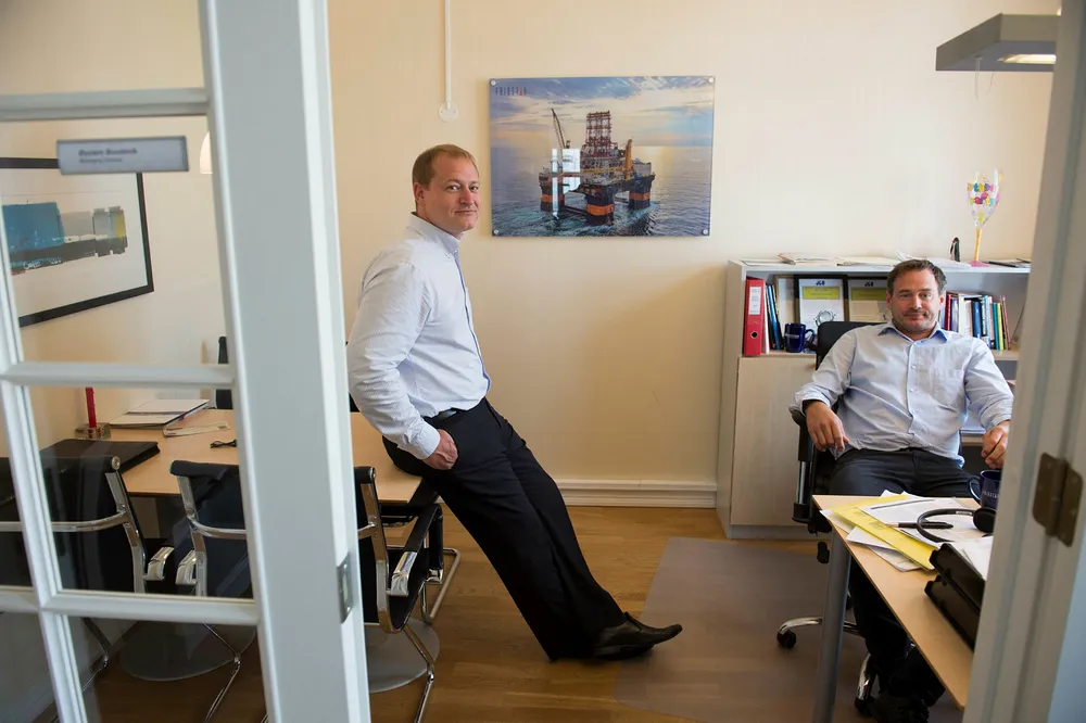 Administrerende direktør Dag Frigstad i Frigstad Offshore (t.v ) tror riggmarkedet er på vei oppover og vil bestille en ny rigg fra skipsverft i Asia. Her med tidligere administrerende direktør Øystein Bondevik. Foto: Anders Martinsen
