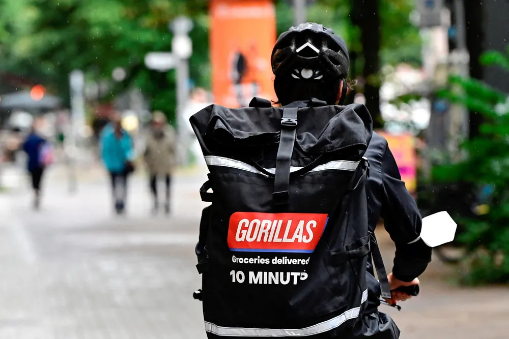 Gorillas-bud som dette leverer dagligvarer innen ti minutter. Det purunge selskapet har fått milliarder for å vokse, og søker nå en sjef for Norge.